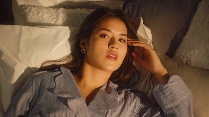 Raisa sempat menjadi backing vocal untuk Krisdayanti, dan juga tampil dalam proyek musik bersama Erwin Gutawa, hingga menjadi backing vocal untuk grup musik RAN di panggung Java Jazz Festival 2008.
