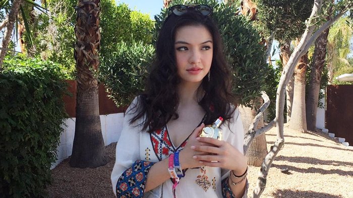 Disangka Adik Kakak, Wanita yang Dicium Raline Shah Ini Ternyata. . .