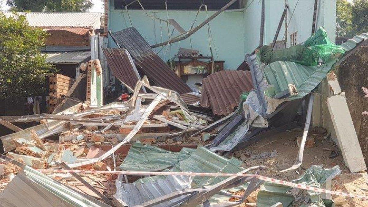 Lagi Enak Tidur, Pasangan Syok Rumahnya Dihancurkan dengan Excavator, Ternyata Tetangga Balas Dendam