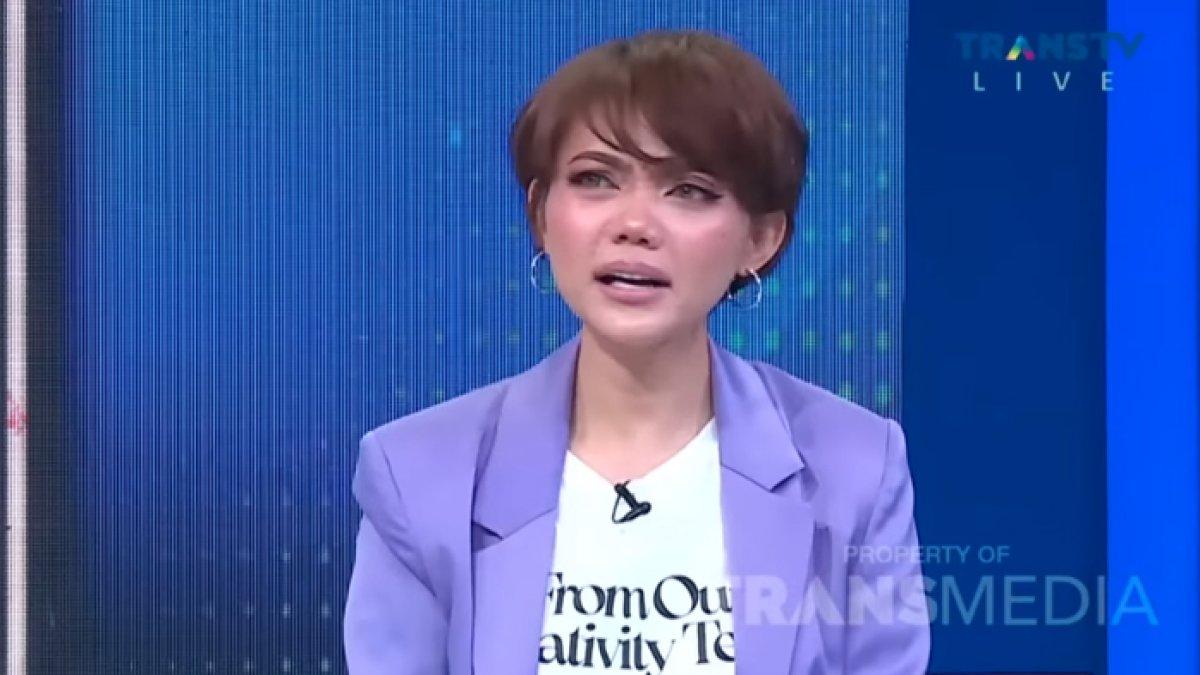 Rina Nose mengungkapkan telah menjalani operasi plastik pada bagian hidungnya.