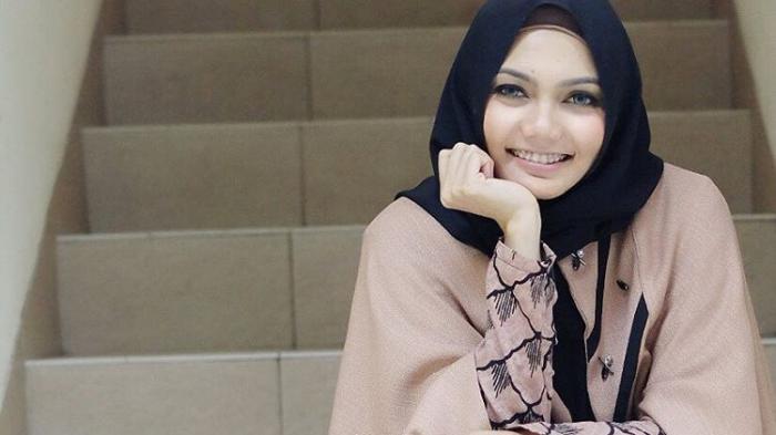 Dikabarkan Balikan dengan Mantan Suami, Rina Nose Kini Justru Terlihat Dekat dengan Pria Ini