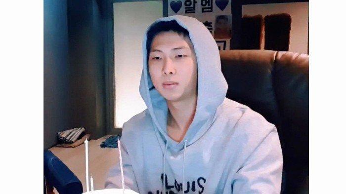SOROTAN RM BTS - Kim Namjoon atau RM BTS saat tampil di sebuah acara musik internasional, kini menjadi perhatian publik setelah muncul dugaan dirinya merokok di area terlarang di kawasan Shibuya, Tokyo, Jepang.