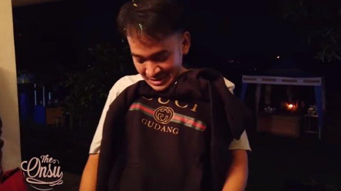 POPULER Reaksi Ruben Onsu ketika Dihadiahi Jaket KW dari Karyawan, Sikap Ayah Betrand Disorot