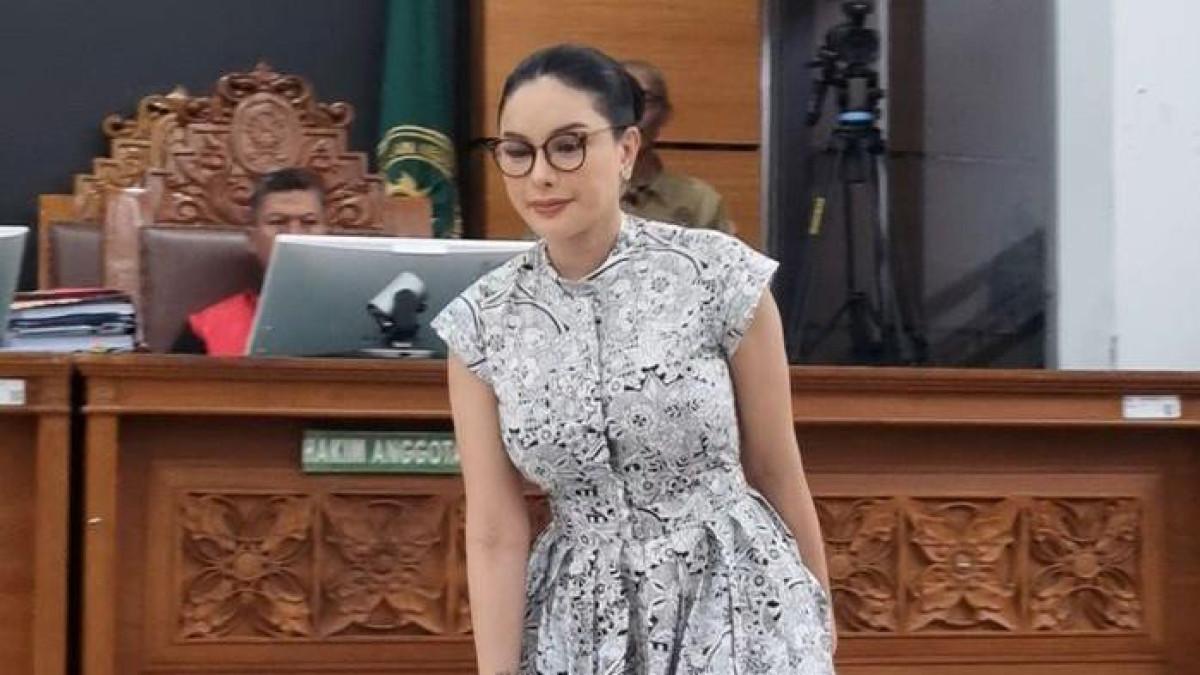 Kuasa hukum Nikita Mirzani menyindir Jaksa Penuntut Umum (JPU) yang dianggap terlalu membawa perasaan usai menjatuhkan tuntutan 11 tahun penjara
