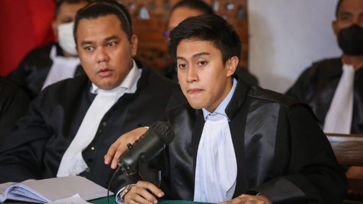 Sangun Ragahdo lulus dari program doktor Ilmu Hukum pada usia 24 tahun.Yayuk Suseno, sang ibu, adalah aktris dan penyanyi populer era 1980-an.