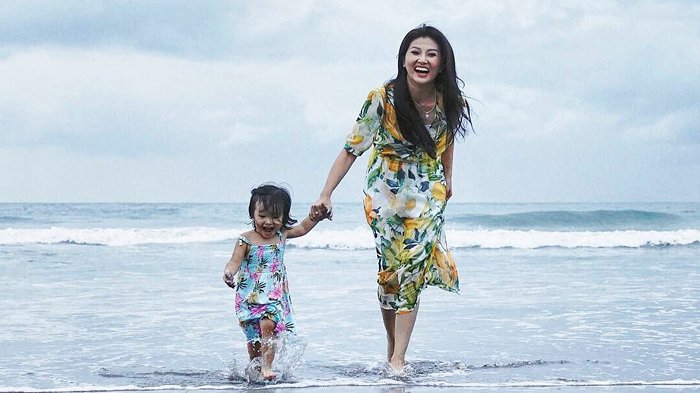 Meski Repot, Sarwendah Tetap Nikmati Moment Gendong Sang Anak yang Makin Besar