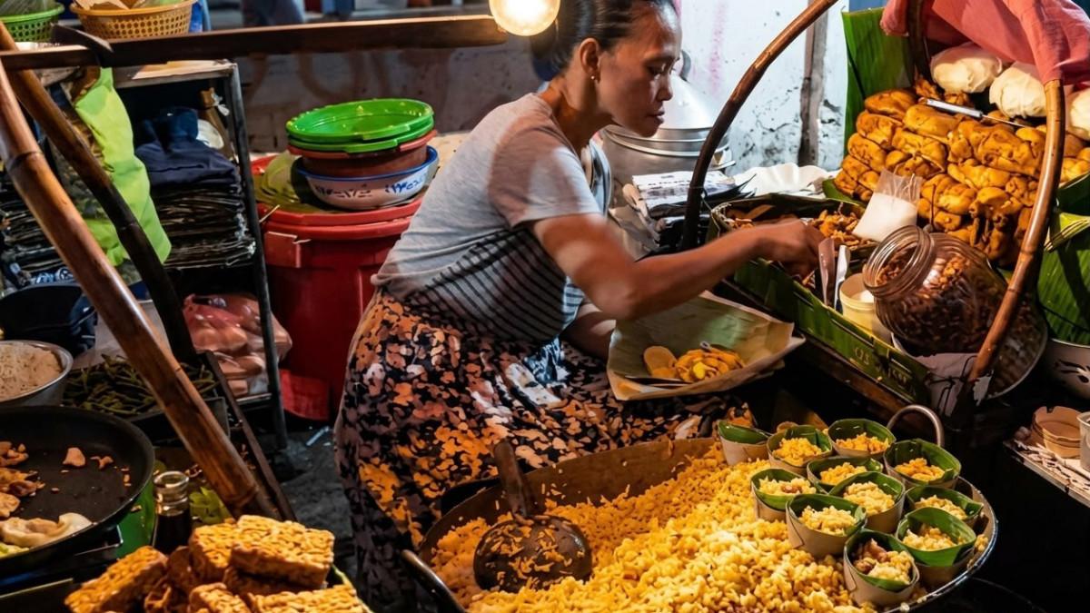 KULINER MALAM MALANG - Penjual di Sego Goreng Kasin Pak Man atau dikenal sebagai Sego Goreng Resek yang populer sebagai kuliner malam Malang, Senin (9/2/2026).