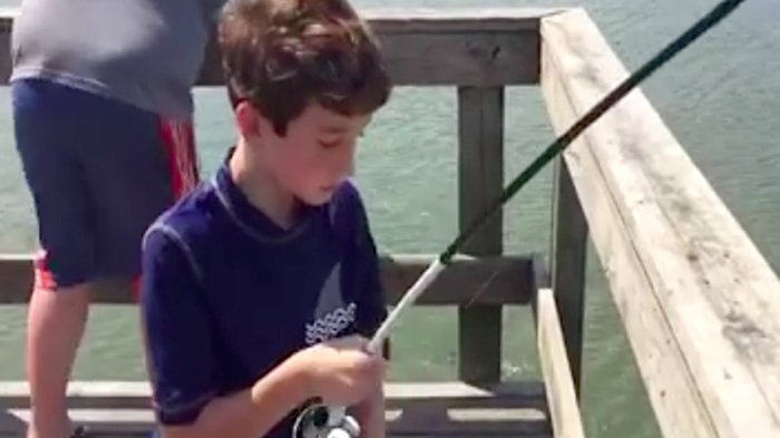 Lagi Asyik Mancing, Anak Ini Dikejutkan Kedatangan Seekor Buaya, yang Terjadi Bikin Merinding!