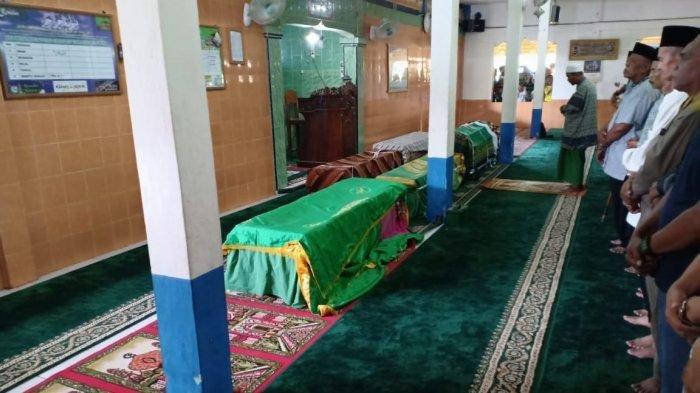 Sholat jenazah terhadap korban di kawasan Mariyana Banyuasin yang merupakan penumpang bus Sriwijaya.