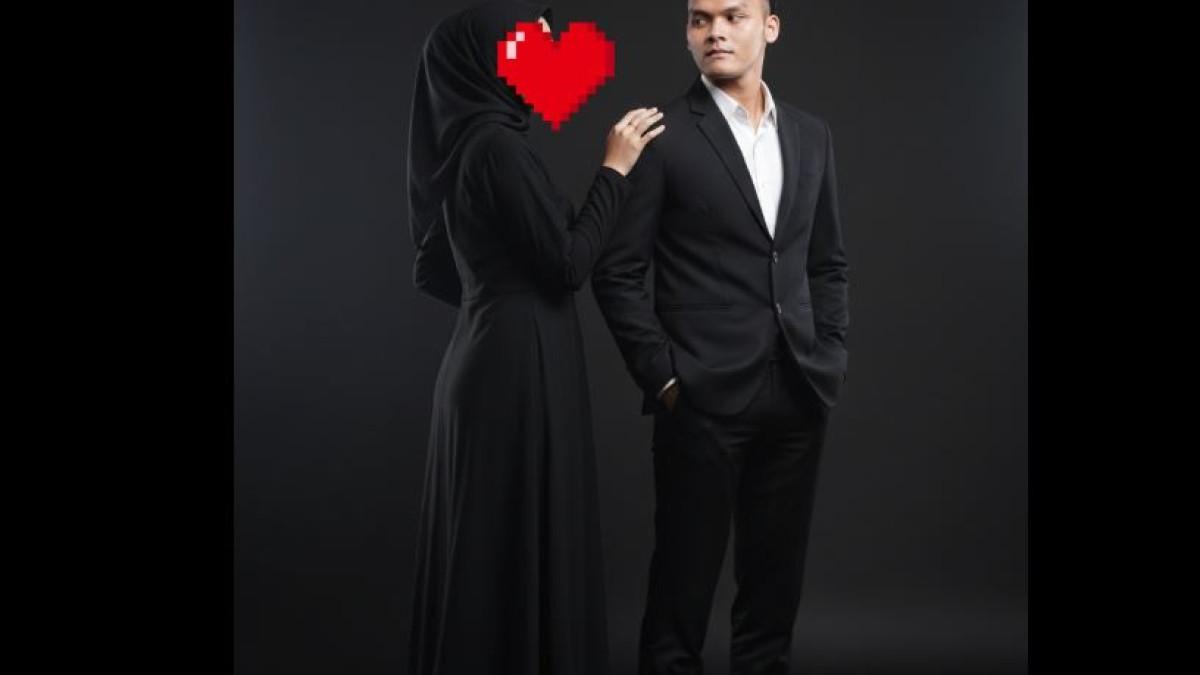 Pada foto pertama, suasananya tampak formal. Perempuan berhijab yang diduga Jule mengenakan gamis hitam, sementara sang pria terlihat gagah dalam balutan setelan jas hitam.