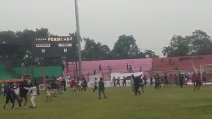 Suporter Saling Lempar Batu, Laga PSMS Vs Persita Berakhir Ricuh