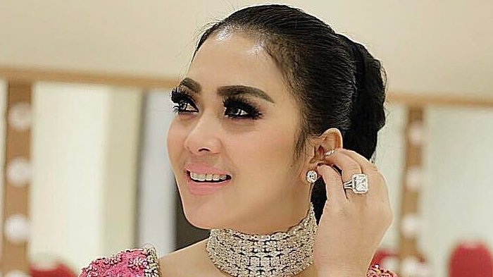 Menarik! Beginilah Penampilan Syahrini Saat Perform di Malang, Bak Princess Beneran!