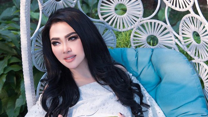 Terlihat Cakep, High Heels Silver yang Dipakai Syahrini Harganya Cukup Mahal! Netter: Holang Khaya