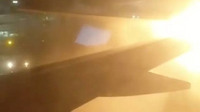 Mengerikan! Video Detik-Detik Sayap dari Pesawat Berisi 168 Orang Ini Meledak saat Tabrakan