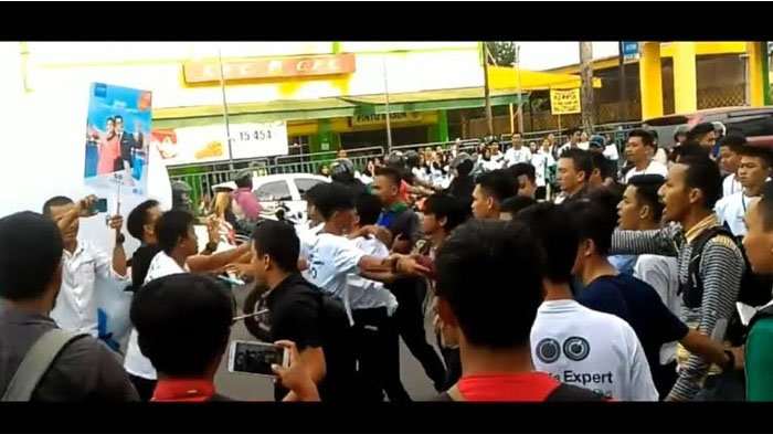 Viral! Tawuran antar Sales Dua Merek Ponsel di Jambi, Badut Balon Sampai Pecah, Gara-garanya Sepele