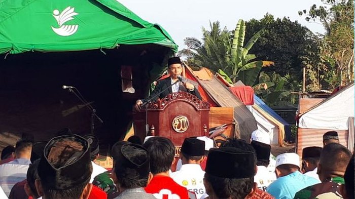 Jadi Khotib Shalat Idul Adha di Posko Pengungsian, TGB: 'Warga Lombok Jangan Larut dalam Kesedihan'