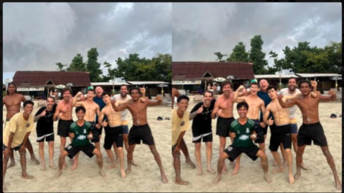 PEMBALAP MOTOGP MERAKYAT - Di sela persiapan, tim Aspar tampak asyik bermain sepak bola di pantai bersama warga sekitar.