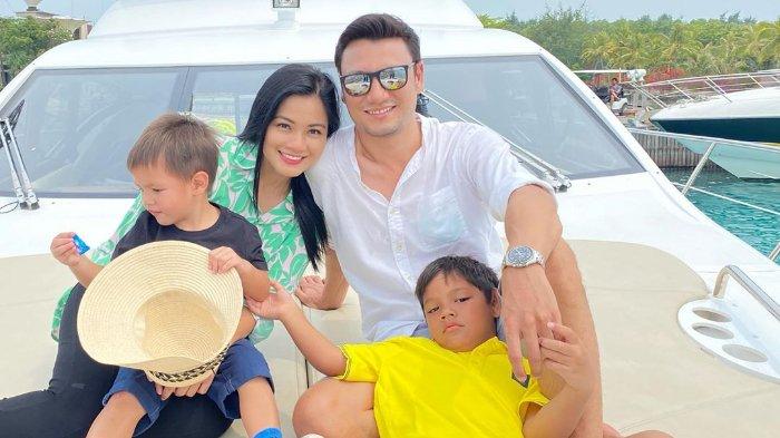 Titi Kamal Dapat Surat dari Putranya Seusai Syuting di Luar Kota, Istri Christian Sugiono: 'Meleleh'