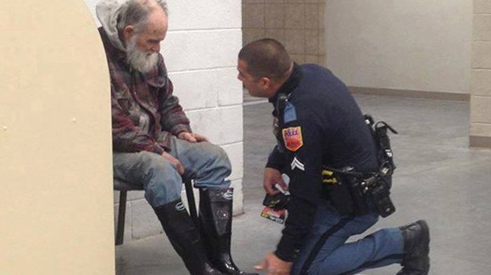 Pria Ini Tak Mau Meninggalkan Toko Setelah Diusir, Saat Polisi Datang Hal Mengharukan Terjadi!