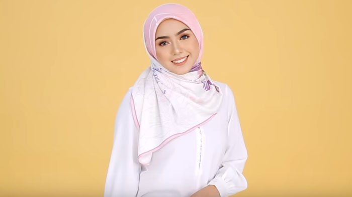 Tutorial Hijab Segitiga yang Simpel & Cocok untuk ke Kantor atau Kondangan, Cukup Waktu 1 Menit