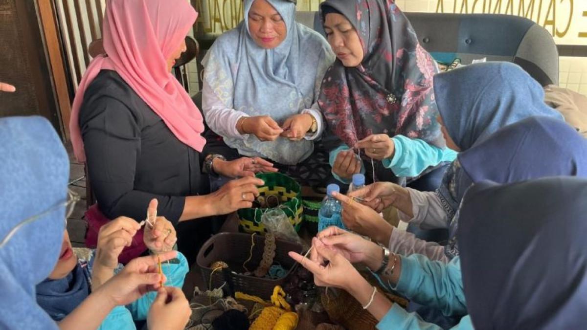 UMKM DESA WISATA BATULAYANG - Aktivitas ekonomi kreatif yang berkembang di desa ini turut mendukung pariwisata berbasis masyarakat.