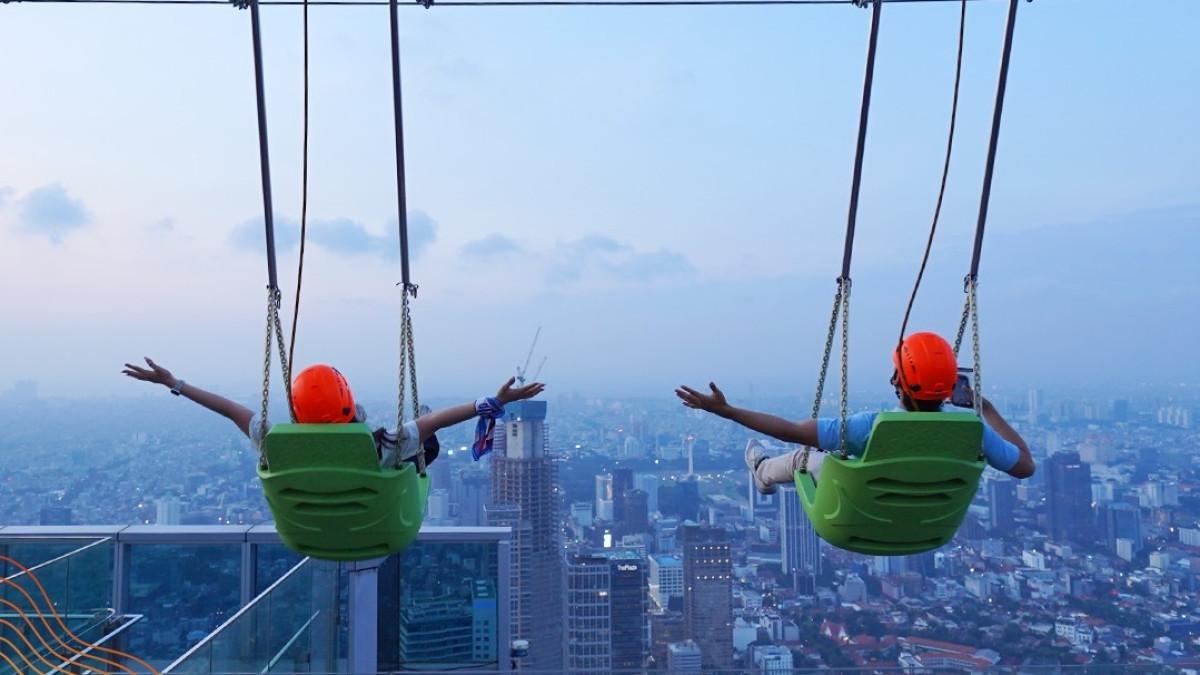 WISATA HITS - Dari Glass Floor hingga UP HIGH, setiap sudut Sky Garden menawarkan sensasi unik yang membuat liburanmu di Jakarta tak terlupakan.