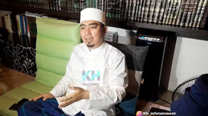 LAPORAN PENCEMARAN NAMA BAIK - Ustaz Solmed mendatangi Polda Metro Jaya bersama kuasa hukumnya untuk melaporkan akun media sosial yang mengaitkan dirinya dengan isu berinisial SAM dalam dugaan kasus pelecehan seksual.
