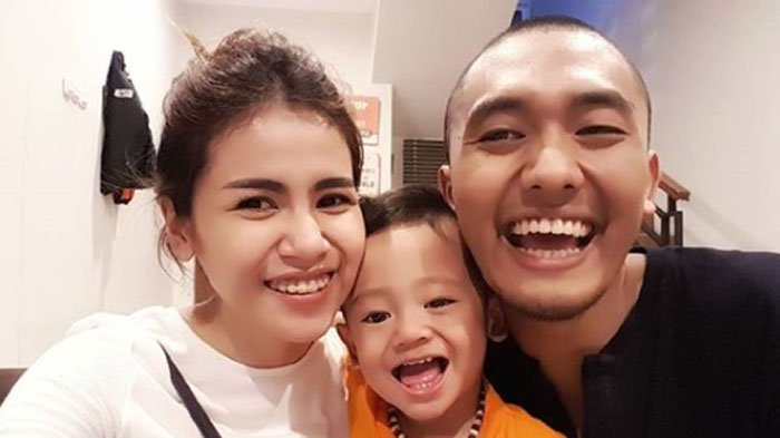 Gaya Romantis Uus Saat Beri Ucapan Ulang Tahun Sang Istri, Netizen: So Sweet Banget