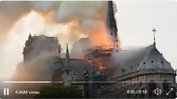 VIDEO Notre Dame Paris Terbakar, Bangunan Bersejarah Hancur Dilalap Api