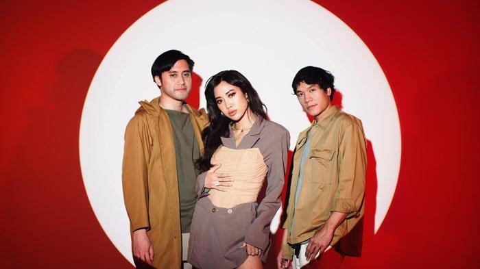 Raisa sempat menjadi vokalis band bentukan Kevin Aprilio yang kala itu bernama Andante. (kini jadi Vierratale)
