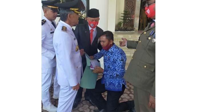 Nasib Istrinya Pilu, ASN Ini Berlutut & Nangis pada Bupati Aceh Minta Istrinya Diangkat jadi Honorer