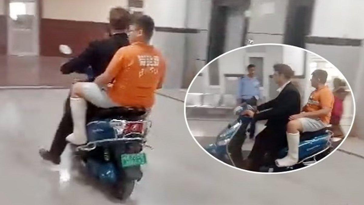 NGEENG! Tak Ada Kursi Roda, Bapak Ini Nekat Antarkan Anak ke Kamar Rumah Sakit Pakai Motor