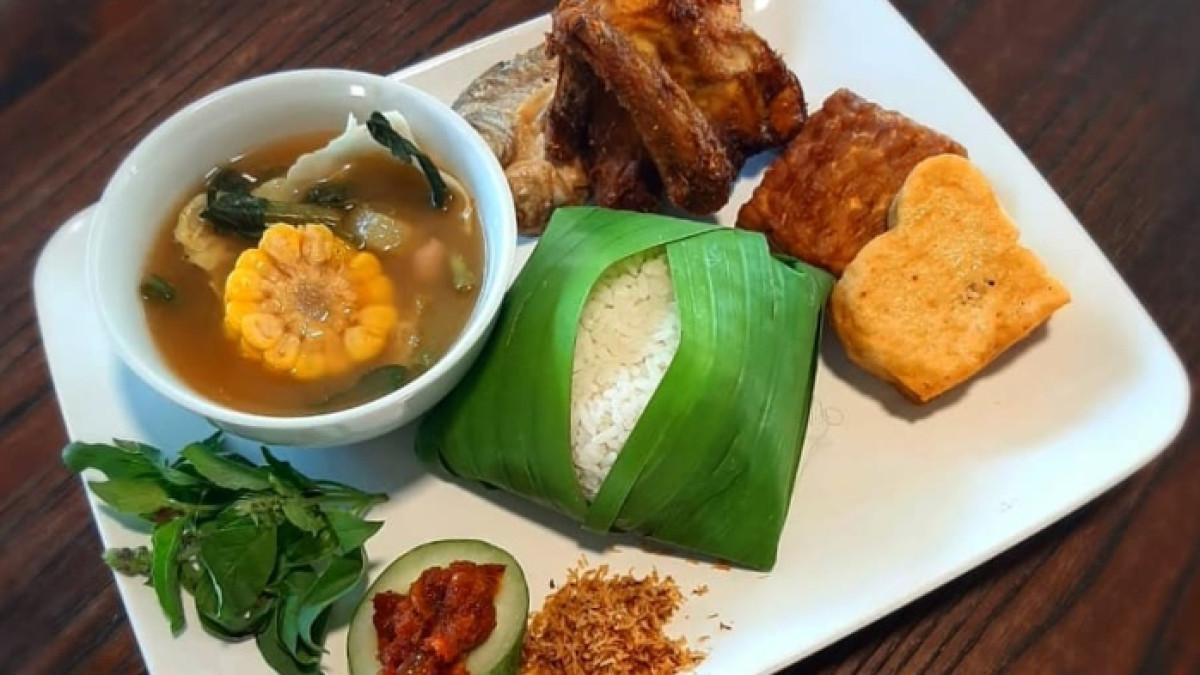WAKUL SUROBAYO - tempat makan malam enak di Wonokromo Surabaya, Jawa Timur.