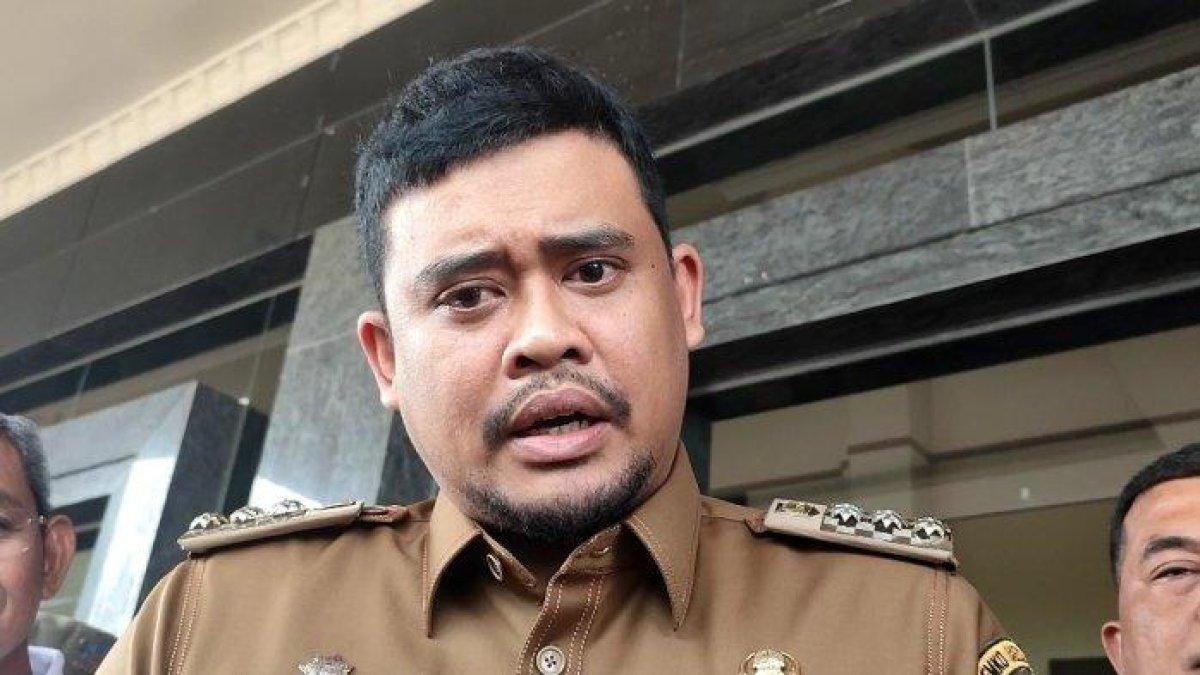 BOBBY NASUTION DISOROT - Gubernur Sumatera Utara Bobby Nasution memberikan keterangan kepada awak media usai Sidang Paripurna DPRD Sumut, Rabu (15/4/2026), terkait isu viral dugaan penamparan sopir BUMD yang diduga terlibat penyalahgunaan narkoba.