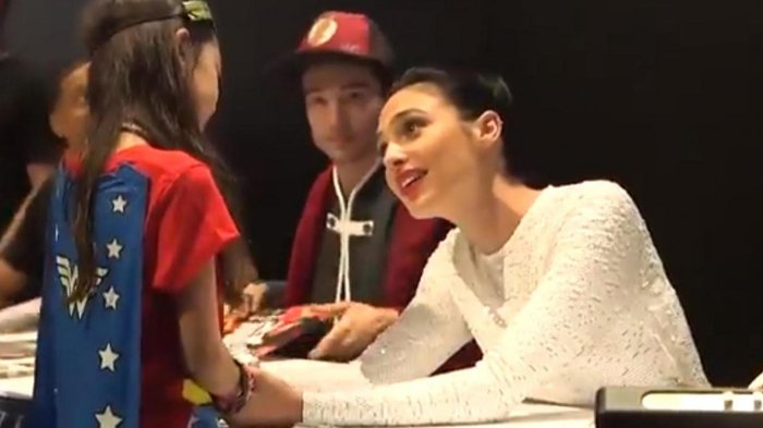 Viral, Wonder Woman Cilik Ini Menangis Saat Bertemu dengan Gal Gadot, Sweet Moment!