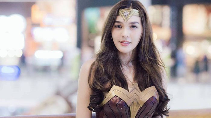 Masih Ingat Wonder Woman Asal Thailand? Caption di Unggahan Bersama Ibunya ini Bikin Bingung!
