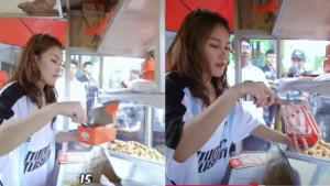 Potret-Ayu-Ting-Ting-bantu-jualan-molen-di-pinggir-jalan-ibu-Bilqis.jpg