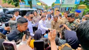gi-kacamata-istri-wapres-gibran-naik-mobil-mewah-al.jpg