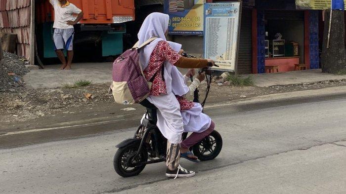 Anak-sekolah-mengendarai-sepeda-listrik-ke-sekolah.jpg