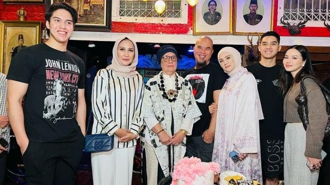 Ibunda-Ahmad-Dhani-Joyce-Pamela-Abdul-ikut-disorot.jpg