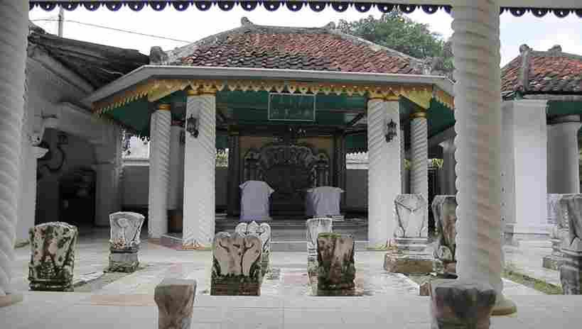 Makam-Kanjeng-Sepuh-Sidayu.jpg