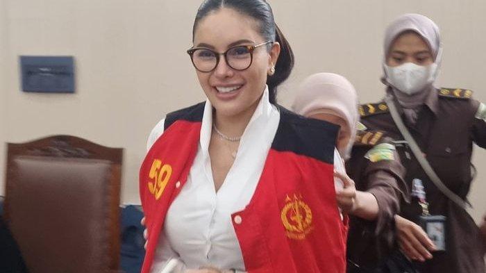 Nikita-Mirzani-keluar-ruangan-sidang-sambil-meluapkan-amarahnya.jpg
