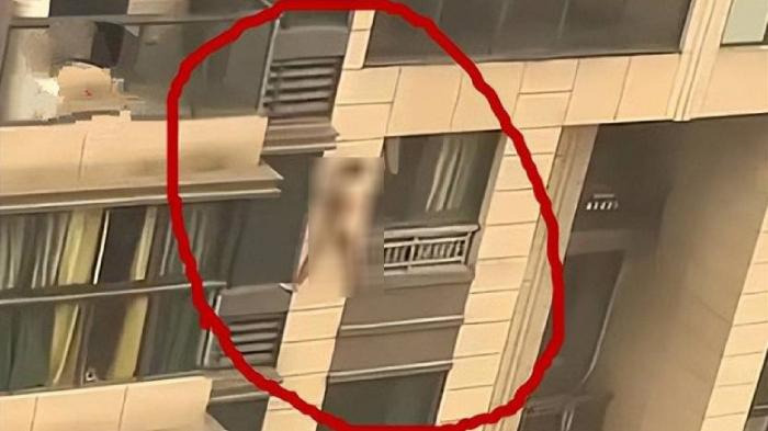 Suami Selingkuhannya Tiba-tiba Datang, Pria Ini Nekat Sembunyi di Dinding Luar Gedung Tanpa Busana