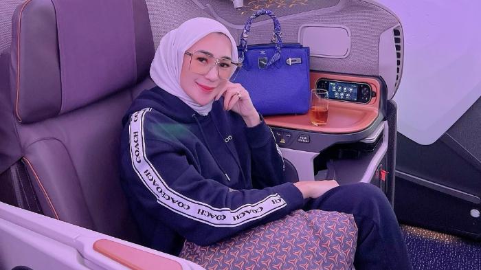 Rien-Wartia-Triginia-naik-pesawat-business-class.jpg