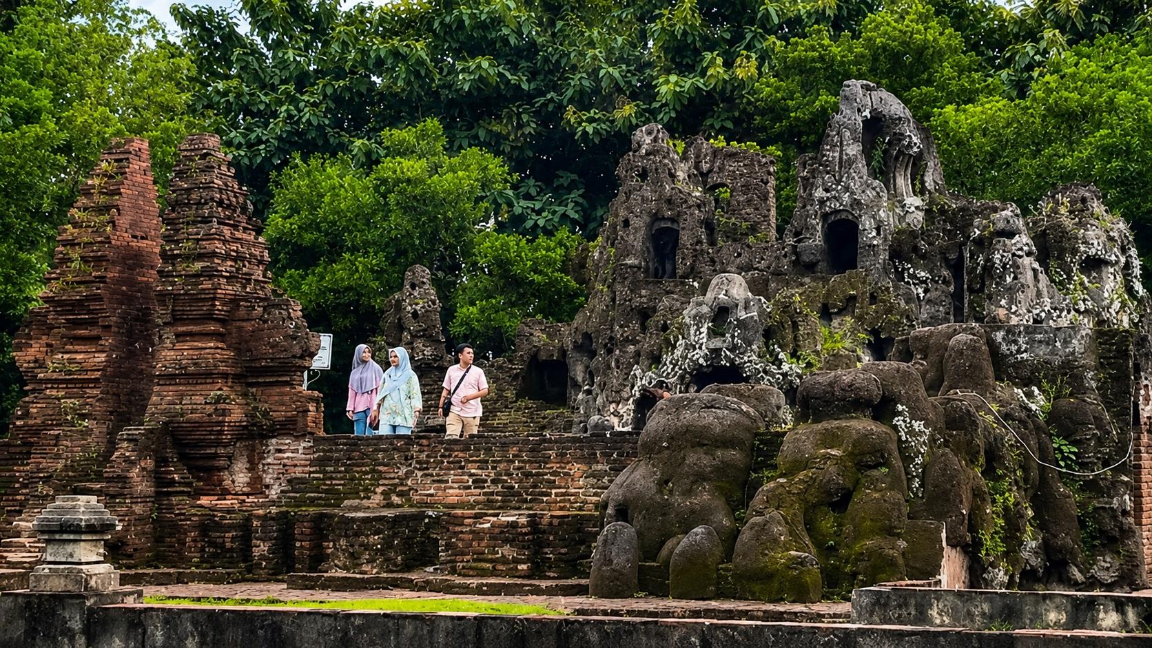 WISATA-CIREBON-Goa-Sunyaragi-wisata-sejarah-di-Cirebon-Jawa-Barat.jpg