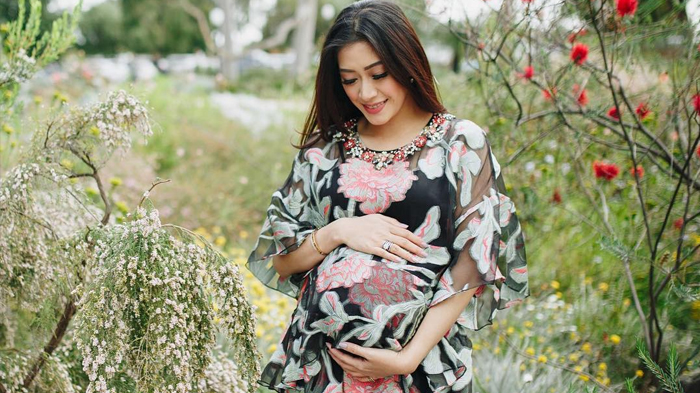 Cantiknya Aliya Rajasa Hamil Besar Pakai Kebaya, Netter: Anaknya Cewek Nih!
