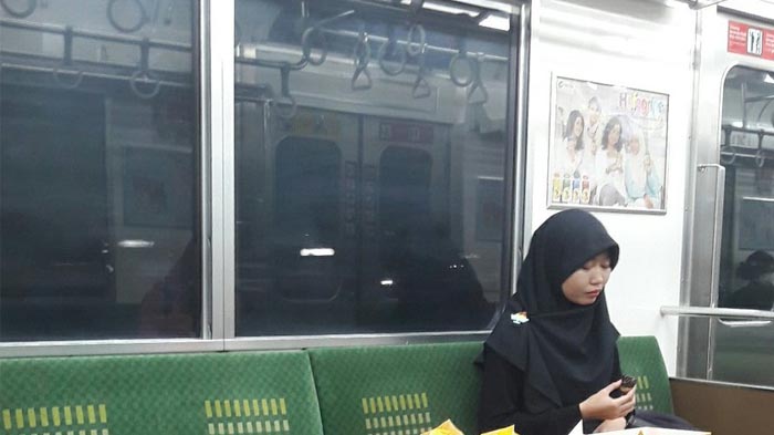 Berbagi Takjil Saat Berbuka Puasa di KRL, Kebaikan Wanita ini Jadi Viral dan Tuai Pujian Netizen