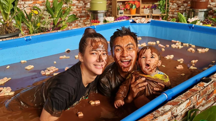 Baim Wong Ajak Keluarga Berendam di Kolam Cokelat, Paula Verhoeven: 'Kalau Aku, Ini Aku Makan'