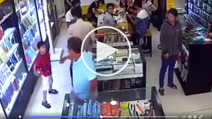 Pukuli Anaknya Yang Sedang Bermain Di Depan Umum, Bapak Ini Tuai Komentar Pedas Netizen