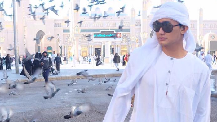 Instagram Boby Tince - Unggah Foto Bareng Unta, Netizen Peringatkan Hal Ini